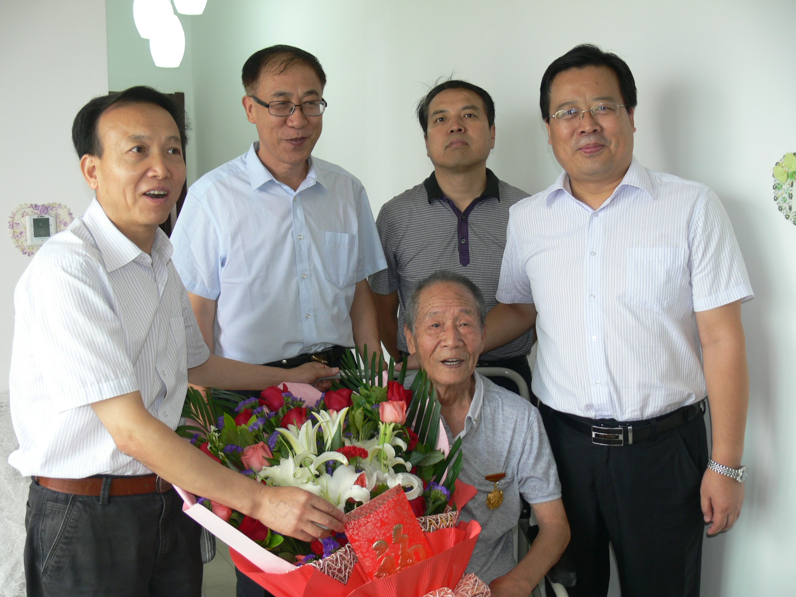 省儲備糧管理公司走訪慰問抗戰老干部