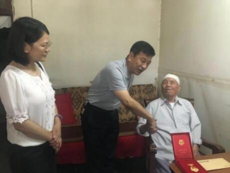 集團黨委頒發“光榮在黨五十年”紀念章