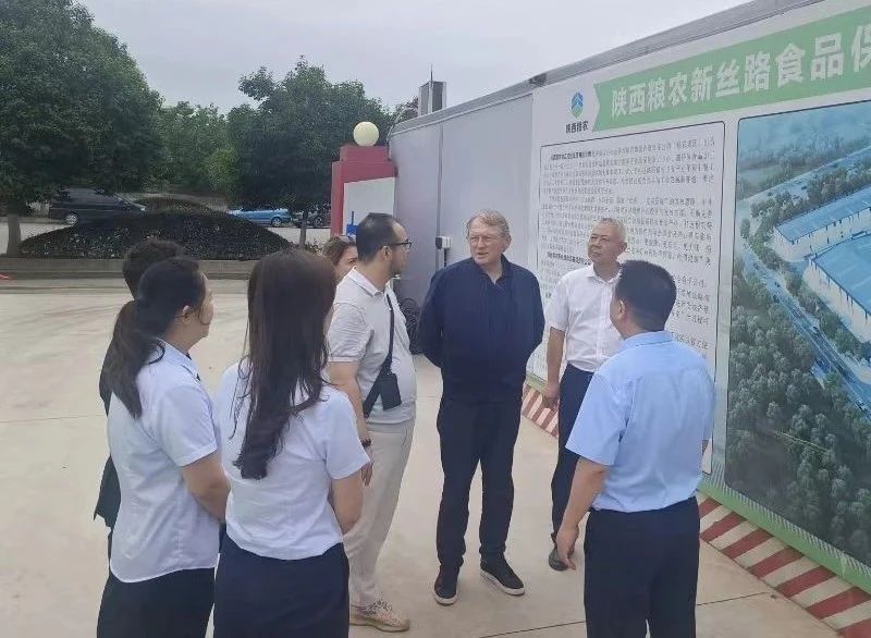 中俄友好、和平與發展委員會俄方主席鮑里斯·季托夫一行赴糧農新絲路食品保稅加工中心項目調研